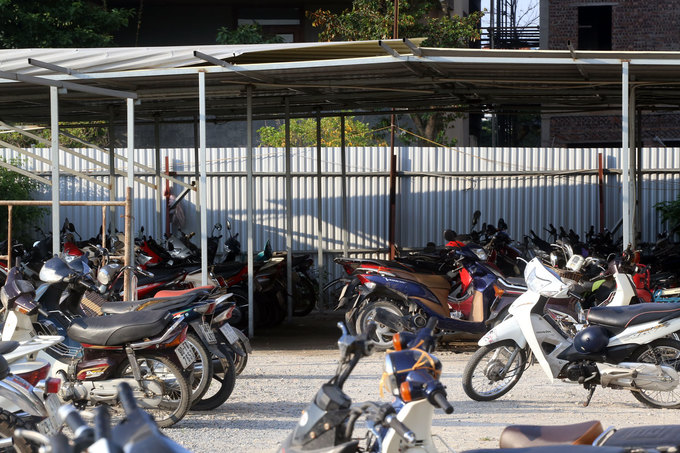 Không có chỗ gửi xe, dân chung cư ở Hà Nội để ôtô ở bãi rác